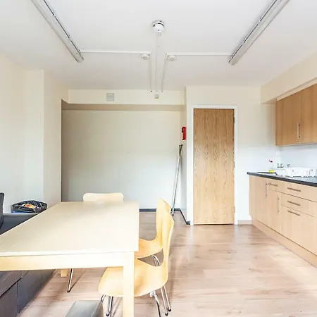 Multiple Bed Goodwood Road Sk דירה