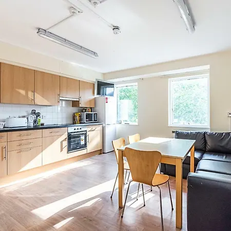 Multiple Bed Goodwood Road Sk דירה *