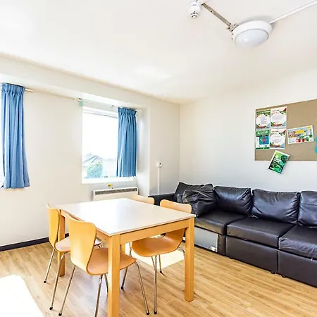 Multiple Bed Goodwood Road Sk דירה